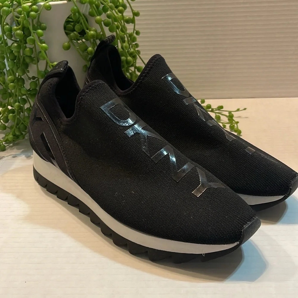 DKNY NEW LADIES SLIP ON TENNIS SHOES - Picture 1 of 8